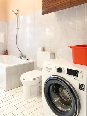 Ein Badezimmer in der Unterkunft Sunny Renovated Ground-Floor Apartment in Neukölln