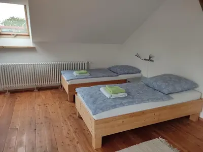 Ein Bett oder Betten in einem Zimmer der Unterkunft Ferienwohnung auf dem Künstlerhof