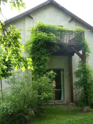 Ein Garten an der Unterkunft Ferienwohnung auf dem Künstlerhof