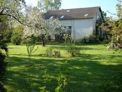 Ein Garten an der Unterkunft Ferienwohnung auf dem Künstlerhof