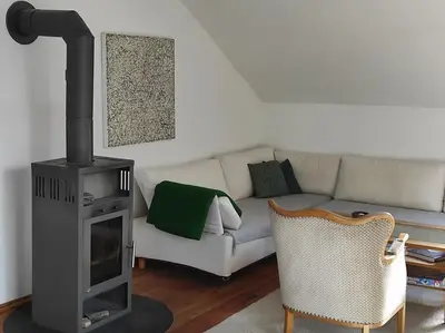 Ein Sitzbereich in der Unterkunft Ferienwohnung auf dem Künstlerhof