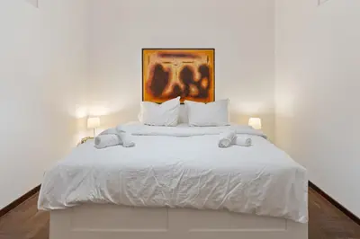 Ein Bett oder Betten in einem Zimmer der Unterkunft Your Central Urban Retreat