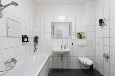 Ein Badezimmer in der Unterkunft Your Central Urban Retreat