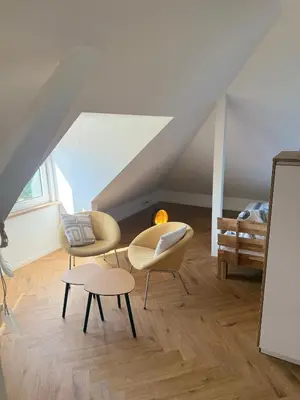 Ein Sitzbereich in der Unterkunft Moderne großzügige Dachgeschosswohnung in Potsdam an den Ravensbergen