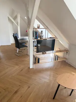 Ein Sitzbereich in der Unterkunft Moderne großzügige Dachgeschosswohnung in Potsdam an den Ravensbergen