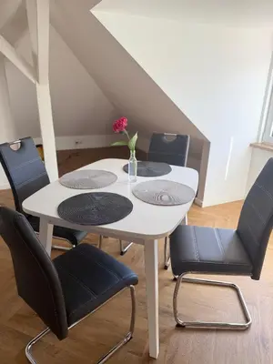 Ein Sitzbereich in der Unterkunft Moderne großzügige Dachgeschosswohnung in Potsdam an den Ravensbergen