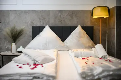 Ein Bett oder Betten in einem Zimmer der Unterkunft Apartment & Spa PRIVATE HOT TUB Central Berlin