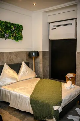 Ein Bett oder Betten in einem Zimmer der Unterkunft Apartment & Spa PRIVATE HOT TUB Central Berlin