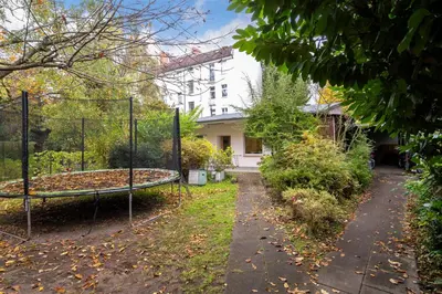 Ein Garten an der Unterkunft Cosy Remise Apartment Berlin Reinickendorf