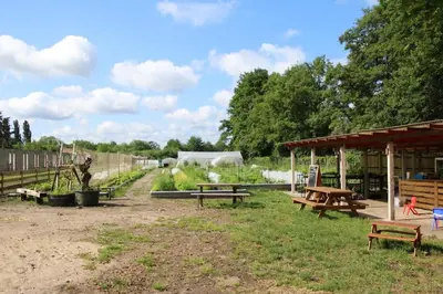 Ein Garten an der Unterkunft Glamping im beheizten Campingfass auf Leo's Farm