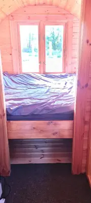 Ein Bett oder Betten in einem Zimmer der Unterkunft Glamping im beheizten Campingfass auf Leo's Farm