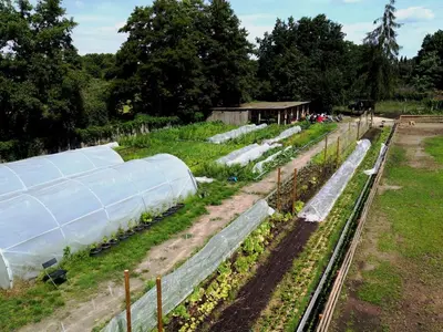 Ein Garten an der Unterkunft Glamping im beheizten Campingfass auf Leo's Farm