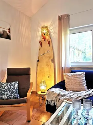 Ein Sitzbereich in der Unterkunft Ferienhaus Seensucht - Natur am See & im Wald mit Kamin