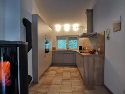 Küche/Küchenzeile in der Unterkunft Ferienhaus Seensucht - Natur am See & im Wald mit Kamin
