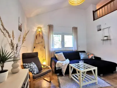 Ein Sitzbereich in der Unterkunft Ferienhaus Seensucht - Natur am See & im Wald mit Kamin