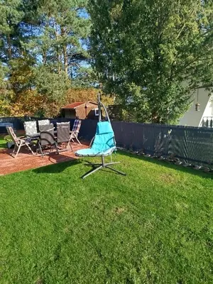 Ein Garten an der Unterkunft Rotes Haus