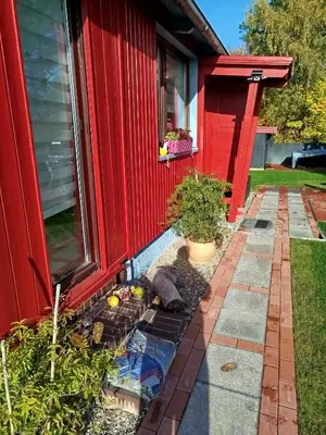 Ein Garten an der Unterkunft Rotes Haus