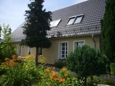 Ein Garten an der Unterkunft Ferienwohnung im Neubauernweg 3