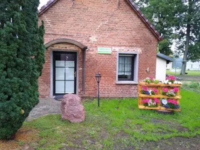 Ein Garten an der Unterkunft Ferienhäuschen in der Nähe der Kirche