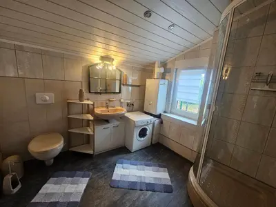 Ein Badezimmer in der Unterkunft Ferienhäuschen in der Nähe der Kirche