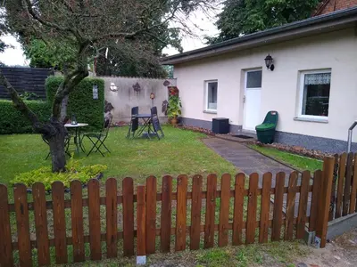 Ein Garten an der Unterkunft Ferienhäuschen in der Nähe der Kirche