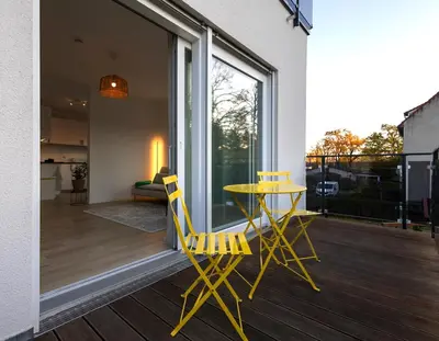 Ein Balkon oder eine Terrasse in der Unterkunft Stilvolle & zentrale Ferienwohnung in Oranienburg