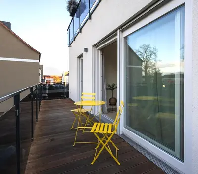 Ein Balkon oder eine Terrasse in der Unterkunft Stilvolle & zentrale Ferienwohnung in Oranienburg