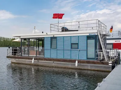 Blick auf einen Fluss in der Nähe des Bootes
