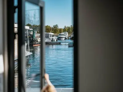 Blick auf einen Fluss in der Nähe des Bootes