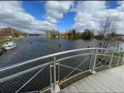 Blick auf einen Fluss in der Nähe des Bootes