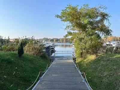 Naturlandschaft in der Nähe des Bootes