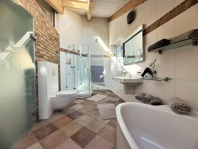Ein Badezimmer in der Unterkunft HolidayHome Apartments|Luxury Loft-Style Apartment
