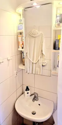 Ein Badezimmer in der Unterkunft Tripplezimmer mit Garten, Kicker und Grill
