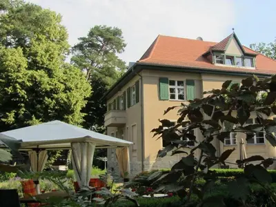 Das Gebäude in dem sich das Ferienhaus befindet