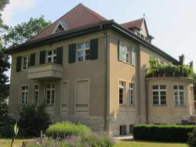 Das Gebäude in dem sich das Ferienhaus befindet