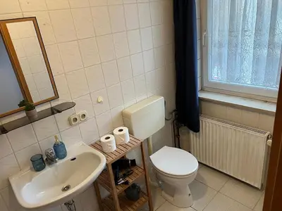 Ein Badezimmer in der Unterkunft Light-flooded 2-room apartment with balcony