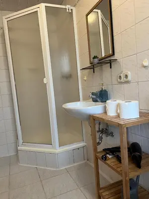 Ein Badezimmer in der Unterkunft Light-flooded 2-room apartment with balcony