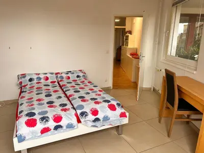 Ein Bett oder Betten in einem Zimmer der Unterkunft 1 Zimmer mit Aussicht und 1 Zimmer mit Balkon in 4 Zimmer Wohnung, Szene, Parks und Top Lage