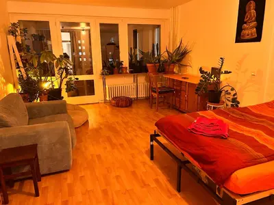 Ein Sitzbereich in der Unterkunft 1 Zimmer mit Aussicht und 1 Zimmer mit Balkon in 4 Zimmer Wohnung, Szene, Parks und Top Lage