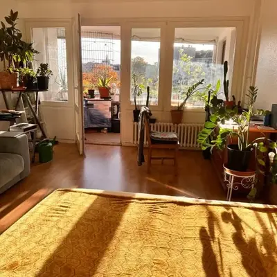 1 Zimmer mit Aussicht und 1 Zimmer mit Balkon in 4 Zimmer Wohnung