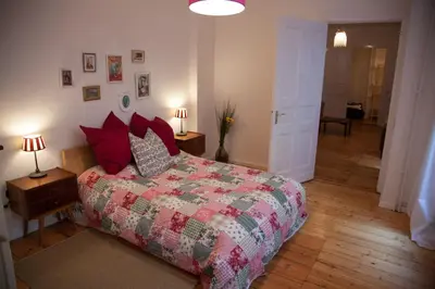 Ein Bett oder Betten in einem Zimmer der Unterkunft Gemütliche Zwei-Zimmer-Wohnung in bester Kiez-Lage