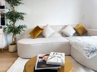 Ein Sitzbereich in der Unterkunft HolidayHome Apartments I Luxery Apartment at ALEXA Mall Best Located