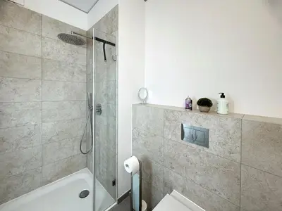 Ein Badezimmer in der Unterkunft HolidayHome Apartments I Luxery Apartment at ALEXA Mall Best Located