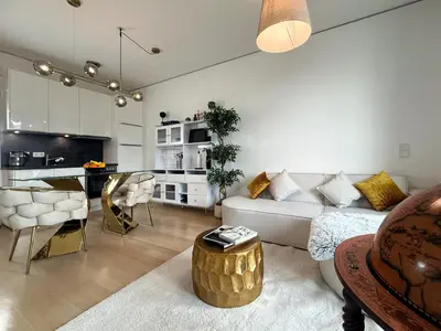Küche/Küchenzeile in der Unterkunft HolidayHome Apartments I Luxery Apartment at ALEXA Mall Best Located