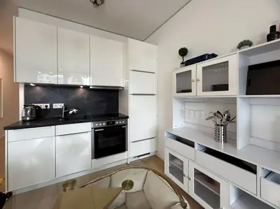 Küche/Küchenzeile in der Unterkunft HolidayHome Apartments I Luxery Apartment at ALEXA Mall Best Located