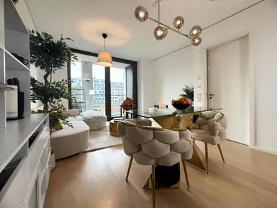 Ein Sitzbereich in der Unterkunft HolidayHome Apartments I Luxery Apartment at ALEXA Mall Best Located