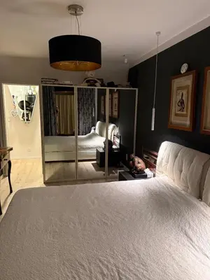 Ein Bett oder Betten in einem Zimmer der Unterkunft Berlin City West Lux Appartement KuDamm Adenauerplatz centrally located family group friendly Netflix