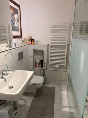 Ein Badezimmer in der Unterkunft Berlin City West Lux Appartement KuDamm Adenauerplatz centrally located family group friendly Netflix