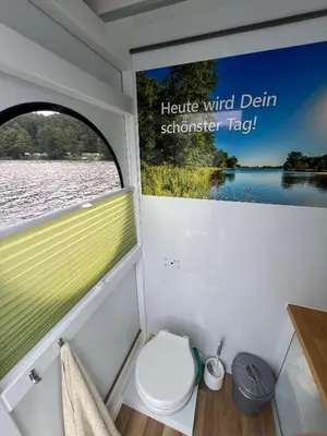 Ein Badezimmer in der Unterkunft Hausboot Rollyboot Evolution 2