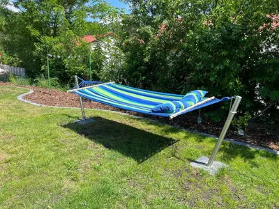 Ein Garten an der Unterkunft Finnhütte Louise am Storkower See